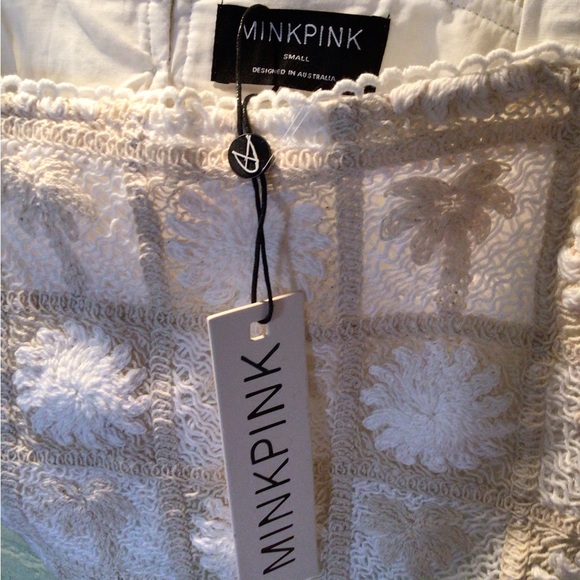 NEW! MINKPINK White Lace Crop Top - Picture 2 of 4
